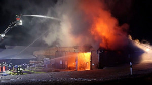 Werkstatt in Flammen: Einsatzkräfte stehen vor mehreren Herausforderungen