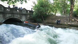München: Surfen auf der Eisbachwelle wieder erlaubt
