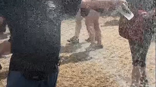 Pool und Eisbeutel: Metalfans trotzen bei Wacken der Hitze