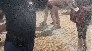 Pool und Eisbeutel: Metalfans trotzen bei Wacken der Hitze