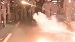 Steinwürfe und Pyrotechnik: Polizei stoppt «Gen Z hat genug!»-Demo in Berlin