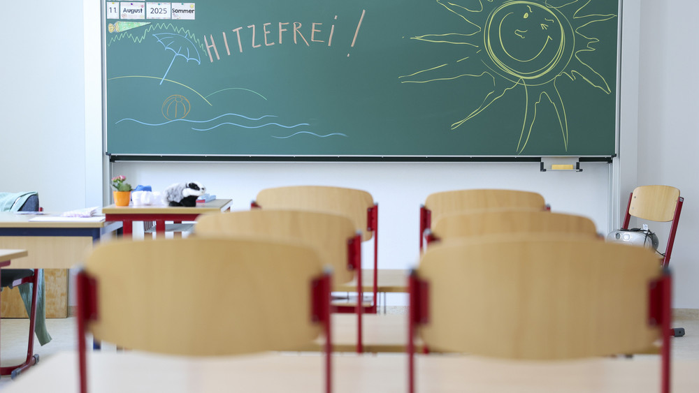 Hitzefrei in der Schule und nur noch Notbetreuung in der Kita - was passiert, dass das nicht zur Dauerlösung wird (Symbolbild).
