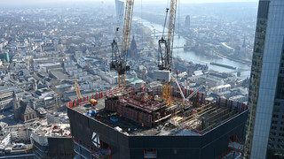 Unfassbares Video aus Frankfurt: Maskierte klettern über Hochhaus-Kran