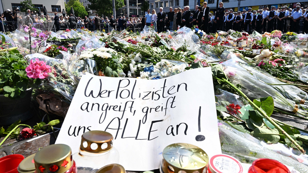 Blumen und Kerzen nach dem Polizistenmord in Mannheim