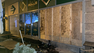 Darmstadt: Auto kracht in Grafenstraße in Bäckerei - Fahrer flüchtet