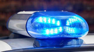 Unfall in Darmstadt: Senior kracht mit Auto ins Schaufenster