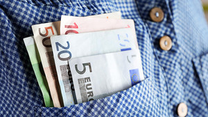 Mann in Gelnhausen bekommt sehr viel Geld in Kneipe zugesteckt