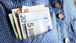 Mann in Gelnhausen bekommt sehr viel Geld in Kneipe zugesteckt