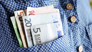 Mann in Gelnhausen bekommt sehr viel Geld in Kneipe zugesteckt