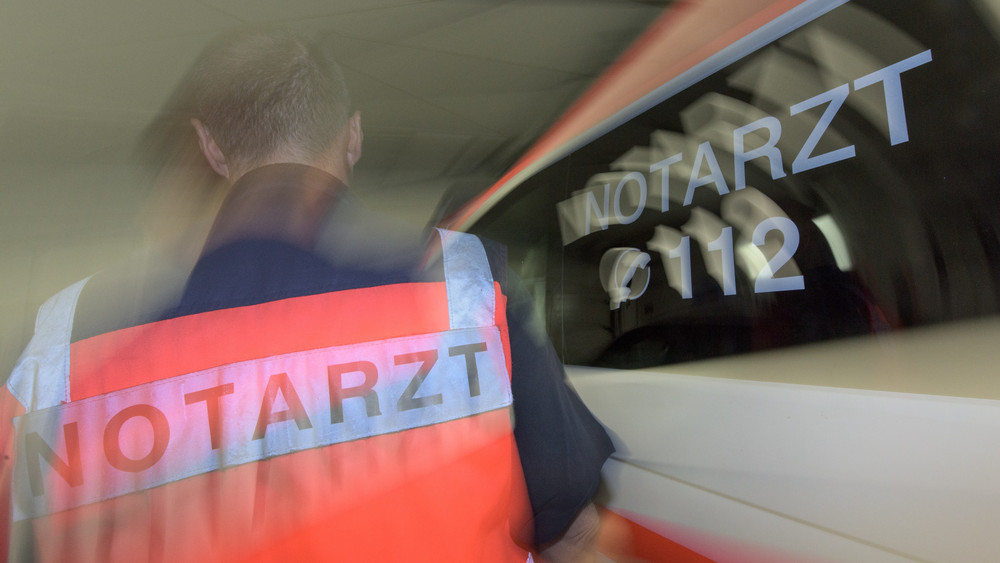 Ein 29-Jähriger hat in Freiensteinau auf einen Rettungssanitäter eingeschlagen (Symbolbild). 