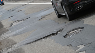 Schwerer Unfall in Schotten-Rainrod: Radfahrer stürzt wegen Schlagloch