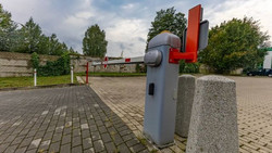 Magali (40) sitzt auf Parkplatz fest und muss Betonblöcke verschieben, um herauszukommen