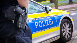 Schock in Frankfurt: Mann zielt auf Passanten und Autos