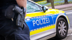 Schock in Frankfurt: Mann zielt auf Passanten und Autos