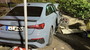 Dreieich: Audi prallt gegen Stromkasten und Mauer - Fahrer betrunken