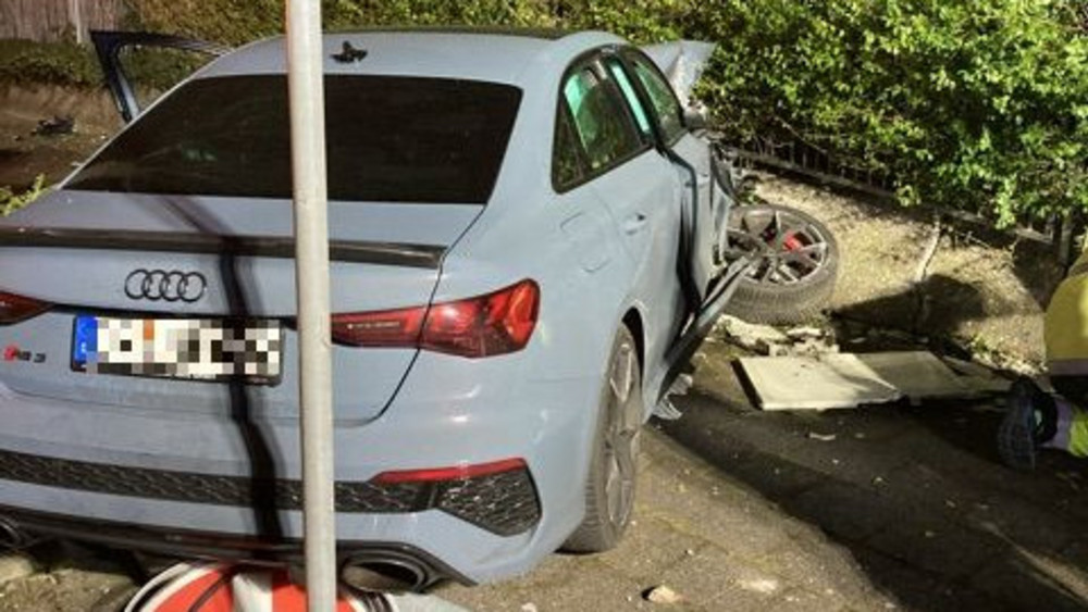 Der Audi wurde bei dem Unfall stark beschädigt.