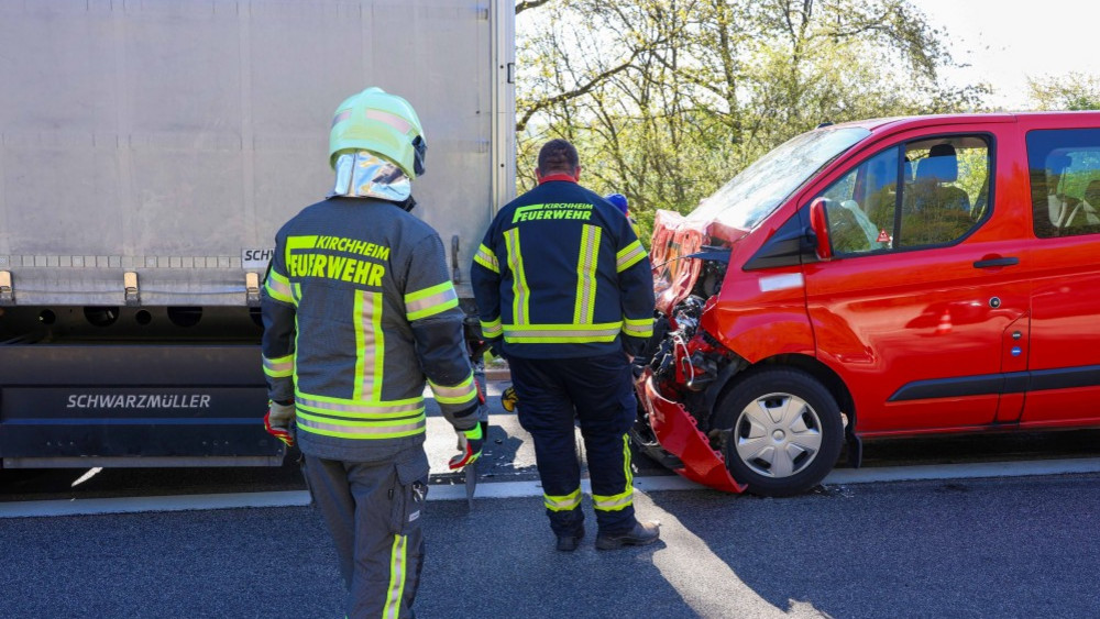Auf der A7 bei Kirchheim ist ein Transporter mit Schülern auf einen LKW gekracht. 