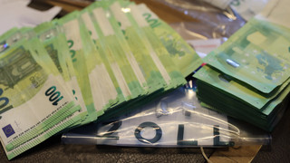 Zoll Frankfurt zerschlägt Schmuggler-Ring  - Geschäfte mit Luxusautos