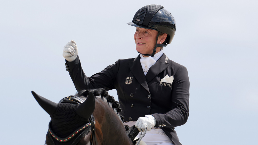 Dressurreiterin Isabell Werth holt mit dem deutschen Team Gold und steigt damit zur erfolgreichsten deutschen Olympionikin auf.