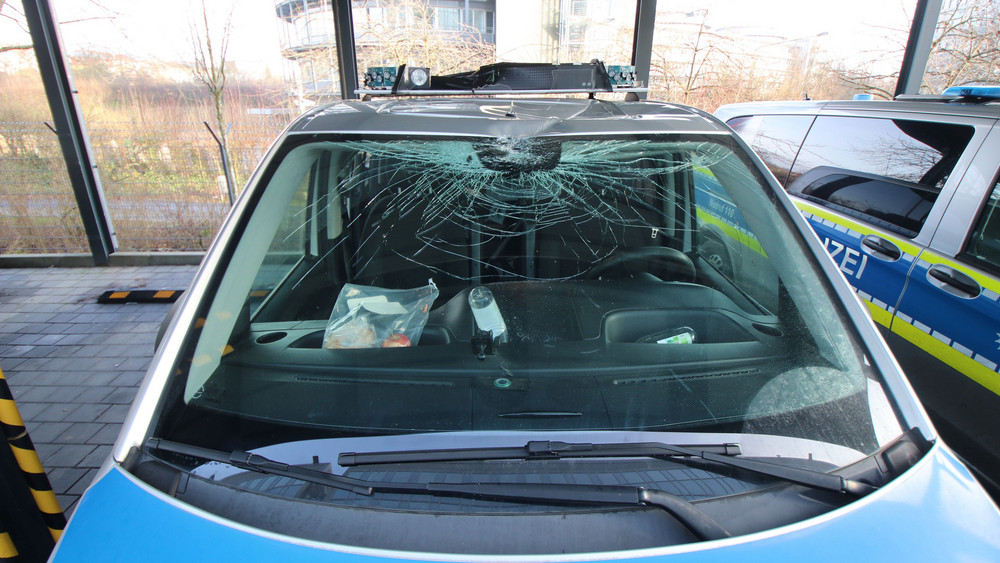 Streifenwagen mit zersplitterter Scheibe in Frankfurt