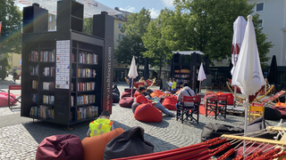 Lesen wie im Wohnzimmer: StadtLesen auf dem Gießener Kirchenplatz