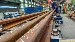 150 neue Weichen für die Riedbahn: Produktion geht in die heiße Phase