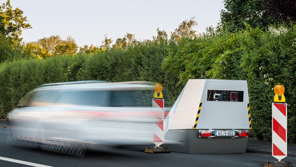 Mit 103 km/h raste ein Autofahrer oder eine Autofahrerin durch die Heidelberger Straße in Bensheim und wurde in Höhe der Hausnummer 135 in Fahrtrichtung Heppenheim geblitzt (Symbolfoto).