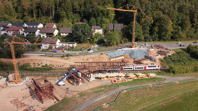 B45: Bau der Zeller Brücke bremst Züge der Odenwaldbahn aus