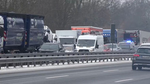 Blitzeis auf Autobahn 1: Lkw-Unfall sorgt für Stau