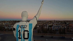 Riesige Messi-Statue ehrt Argentiniens WM-Helden