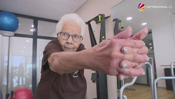 Bewegung im Alter: 92-Jährige hält sich im Fitnessstudio fit