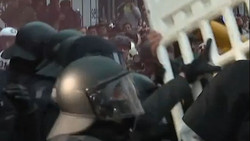 Jugendprotest in Hamburg: Demonstranten zünden Barrikaden an