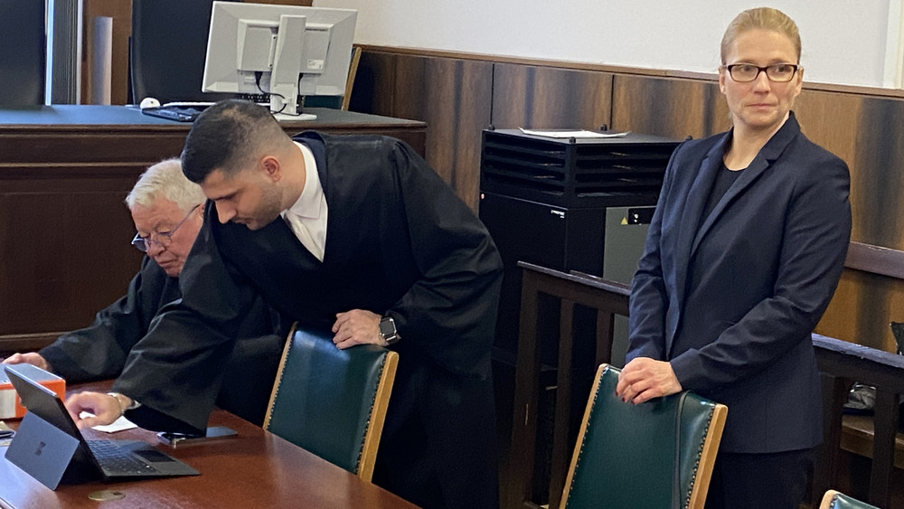Ehefrau Anja Darsow mit ihren Anwälten im Gerichtssaal.