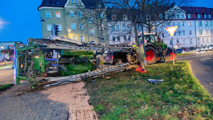 Traktor-Anhänger kippt in Fulda um: Zwei Verletzte