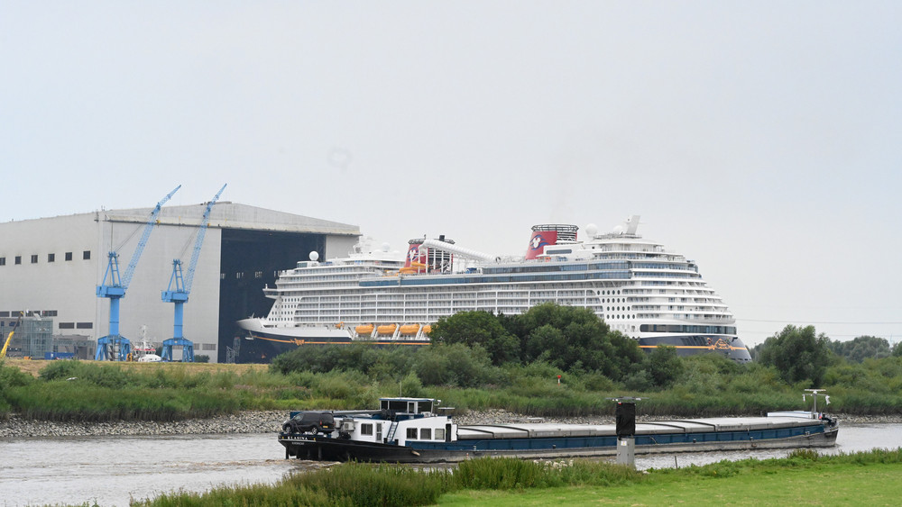 Ein Disney-Schiff verlässt das Dock der Meyer Werft.