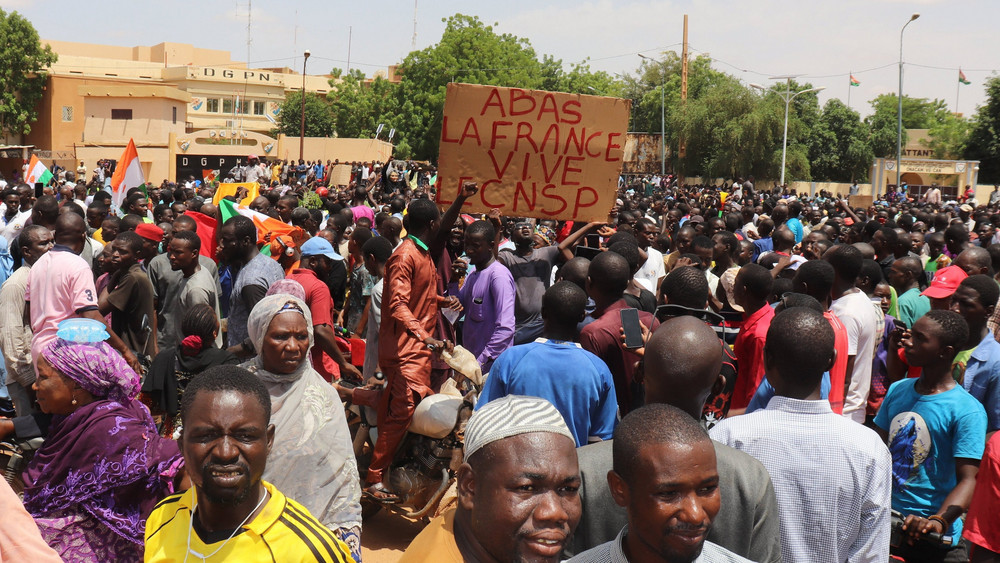 Menschen nehmen an einer Demonstration zur Unterstützung der Putschisten in Niger teil.