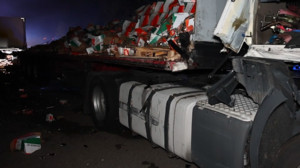 Einsatz auf der A5: Zwei Lkw kollidiert - einer landet quer auf der Fahrbahn
