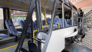 Schulbus prallt gegen Hauswand – mehrere Kinder verletzt
