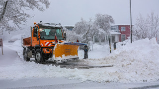 Unfälle und umgestürzte Bäume wegen heftigen Schneefalls in der Rhön
