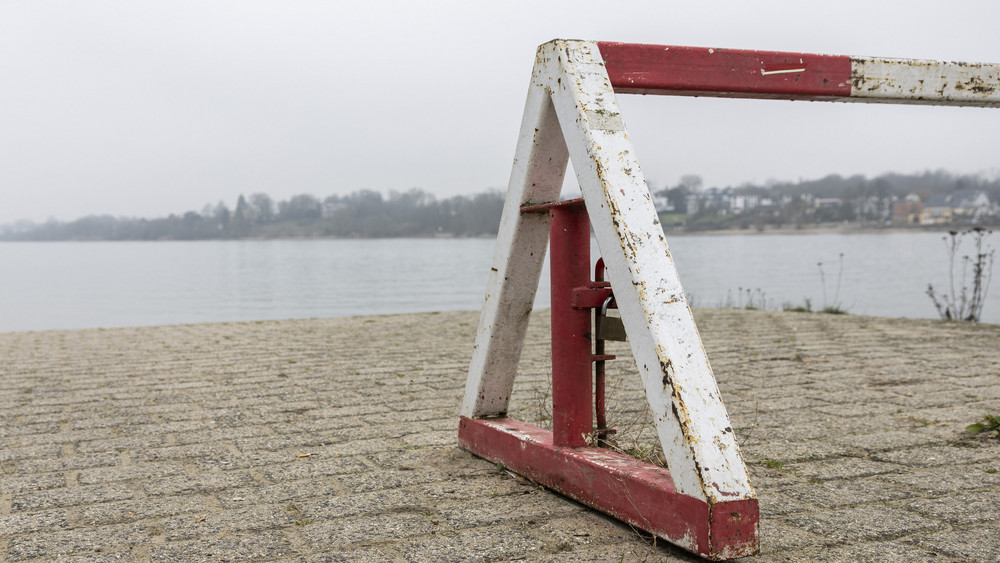 Auf dem Rhein bei Walluf ist ein Frachtschiff mit einem Boot zusammengestoßen (Symbolbild). 