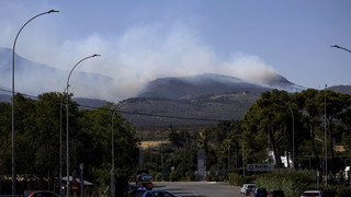 Waldbrand nahe Athen gelöscht, jedoch weiterhin hohe Brandgefahr