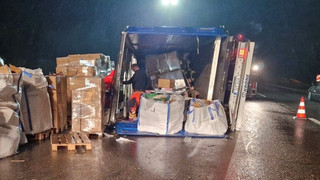 Unfall auf A3 Richtung Frankfurt: Sattelzug kippt um