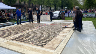 Weltrekord-Versuch: Metergroße Bibelseite in Mainz gedruckt
