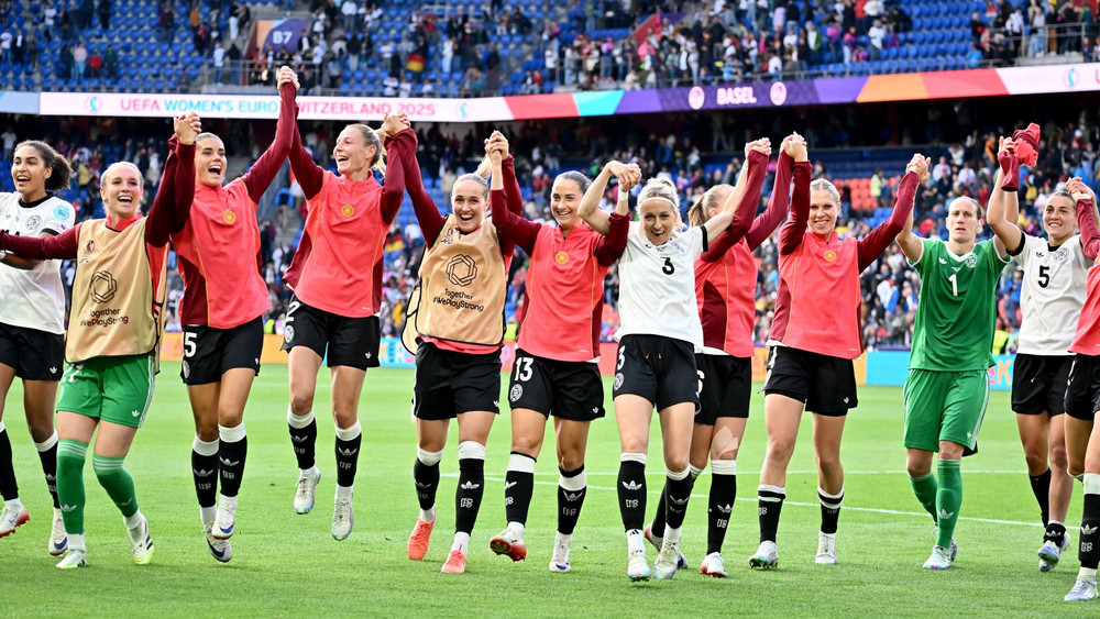 Jubelndes DFB-Team nach dem erfolgreichen 2:1 Sieg gegen die Dänen.