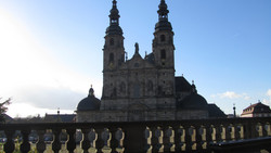 Absturzgefahr am Fuldaer Dom: Ziervase hat Riss im Sockel