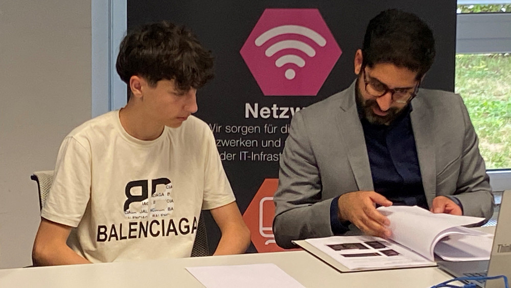 Macht ein Schnupper-Praktikum beim Wiesbadener IT-Dienstleister Scaltel: Der 15 jährige Fatih Ugur - er bekommt hier prominente Hilfe, von Wirtschaftsminister Kaweeh Manssori - gemeinsam spüren sie einen fiktiven Hacker im Netz auf 
