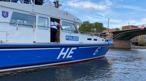 Hotelschiff strandet auf dem Rhein - Beinahe-Kollision