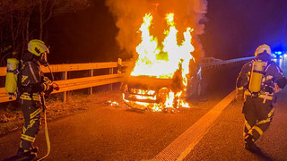 Feuerwehr-Einsatz auf der A66: Hier ist ein Opel abgebrannt