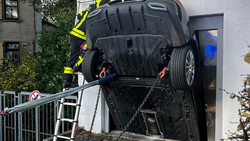 Verrückte Bilder in Frankfurt: Auto steckt kopfüber in Aufzug-Schacht