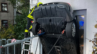 Verrückte Bilder in Frankfurt: Auto steckt kopfüber in Aufzug-Schacht